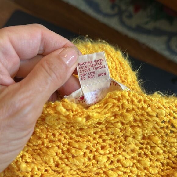Vintage 80s Sunny (Stein Mart) Golden Yellow Short Sleeve Boucle Acrylic Sweater - Picture 9 of 9